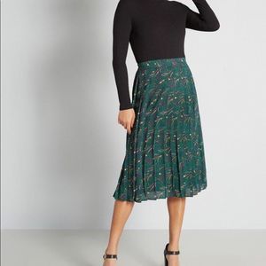 ModCloth Green “Onward to Afresh” Floral Print Pleated Skirt